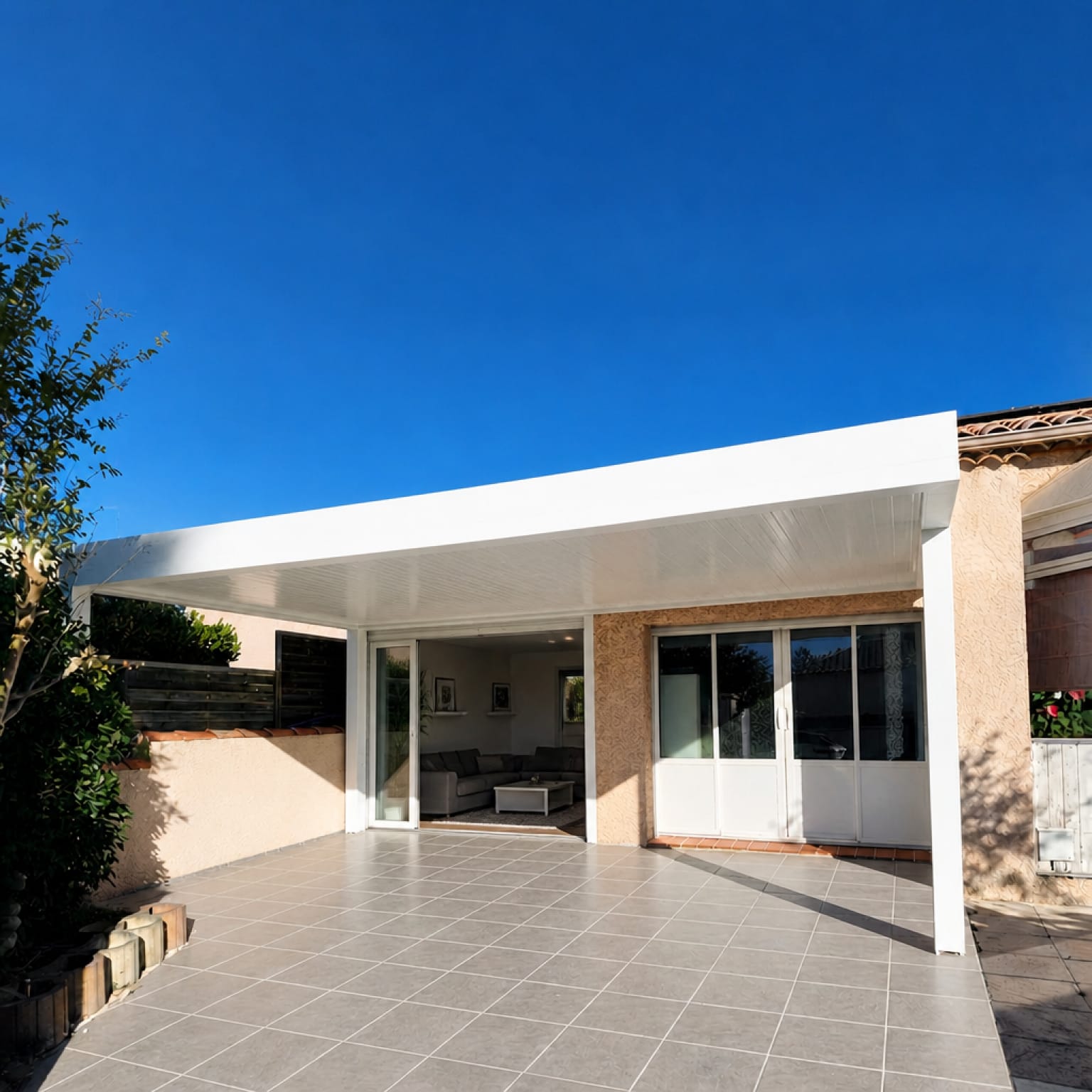 carport utilisé en abris de terrasse
